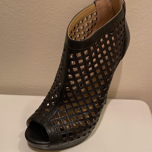 Cute black booties - Picture 2 of 8